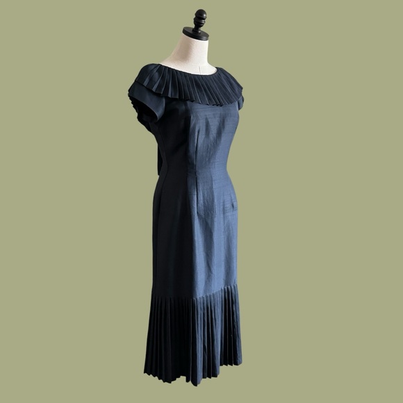 vintage 1950s pleat trim V back dress size medium - Picture 3 of 12